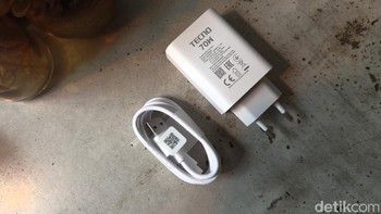 Dalam paket penjualannya diberikan charger 70W dan kabel data. Foto: Adi Fida Rahman/detikINET
