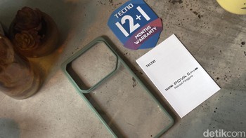 Tecno memberikan case dan kartu garansi. Foto: Adi Fida Rahman/detikINET