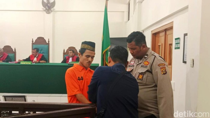 Terdakwa Ginda Lesmana pelaku pembunuhan di bawah jembatan Ampera Palembang usai menjalani persidangan