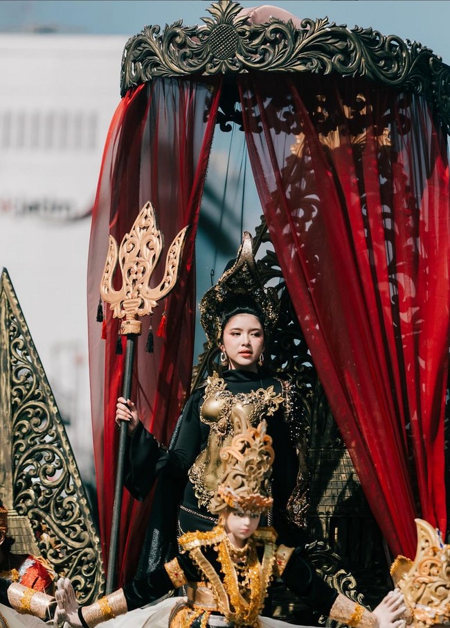 Kostum tak hanya menampilkan keindahan dan glamorama tapi juga sarat makna dan kreativitas. Foto: Instagram/@tiaraandini @jemberfashioncarnaval