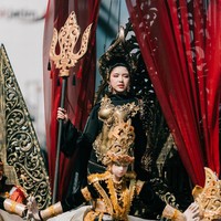 Kostum tak hanya menampilkan keindahan dan glamorama tapi juga sarat makna dan kreativitas. Foto: Instagram/@tiaraandini @jemberfashioncarnaval