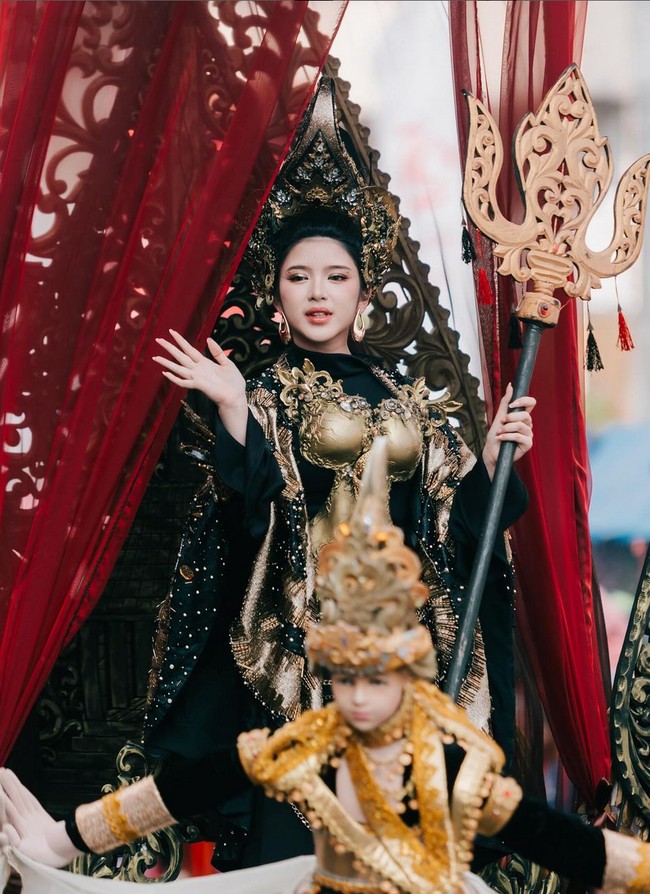 Tiara Andini mengenakan kostum megah dalam nuansa regal dari perpaduan warna hitam dan emas. Foto: Instagram/@tiaraandini @jemberfashioncarnaval