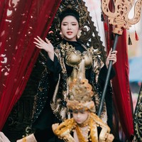 Tiara Andini mengenakan kostum megah dalam nuansa regal dari perpaduan warna hitam dan emas. Foto: Instagram/@tiaraandini @jemberfashioncarnaval