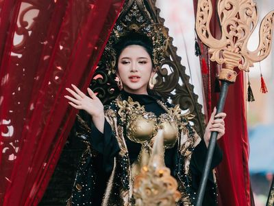 Glamor, Tiara Andini Pakai Kostum Hitam-Emas di Jember Fashion Carnaval