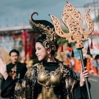 Breastplate emas diaplikasikan pada bagian dada hingga torso, kontras dengan pakaian hitam yang dikenakannya. Foto: Instagram/@tiaraandini @jemberfashioncarnaval