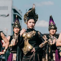 Tiara Andini tampil cantik mengenakan riasan wajah bernuansa orange-peach, sementara rambutnya ditata bergaya avant-garde dengan headpiece emas. Foto: Instagram/@tiaraandini @jemberfashioncarnaval