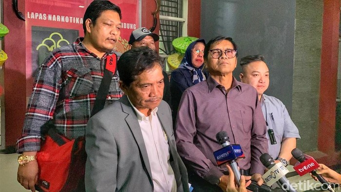 Tim kuasa hukum dua terpidana kasus Vina di Lapas Jelekong, Bandung.