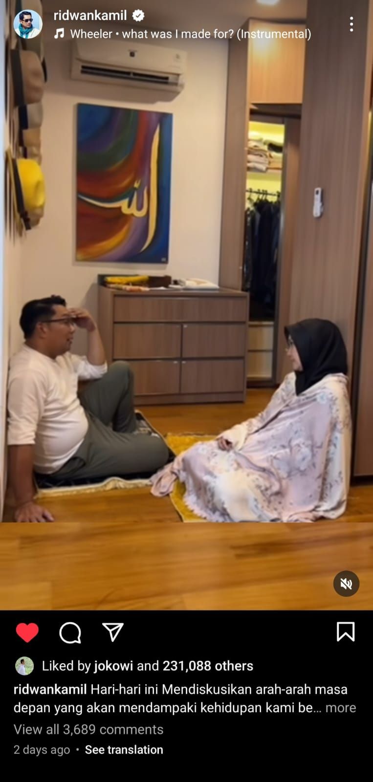 Unggahan mantan gubernur Jawa Barat Ridwan Kamil (RK) tentang membahas masa depan bersama sang istri, Atalia Praratya, menjelang Pilkada 2024 menjadi perbincangan. Unggahan ini rupanya di-like atau disukai akun Instagram Presiden Joko Widodo (Jokowi).