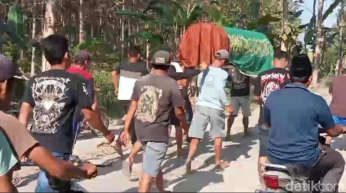 Video warga menandu jenazah sejauh 3 km disebut tidak boleh pakai ambulans desa.