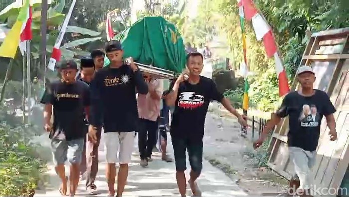 Video warga menandu jenazah sejauh 3 km disebut tidak boleh pakai ambulans desa.