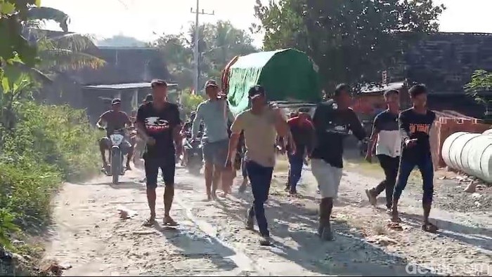 Video warga menandu jenazah sejauh 3 km disebut tidak boleh pakai ambulans desa.