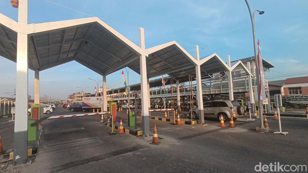 Kondisi gerbang parkir pintu selatan Stasiun Tugu Jogja terkini yang sepenuhnya sudah menggunakan pembayaran non tunai dengan teknologi License Plate Recognition (LPR), Selasa sore (6/8/2024).