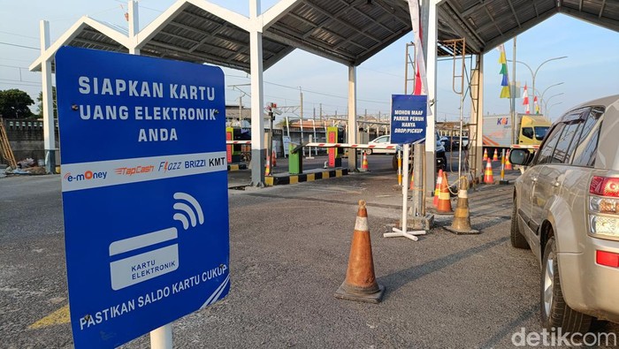 Kondisi gerbang parkir pintu selatan Stasiun Tugu Jogja terkini yang sepenuhnya sudah menggunakan pembayaran non tunai dengan teknologi License Plate Recognition (LPR), Selasa sore (6/8/2024).