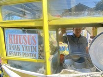 Viral Pedagang Pentol Surabaya Gratiskan Dagangan buat Anak Yatim