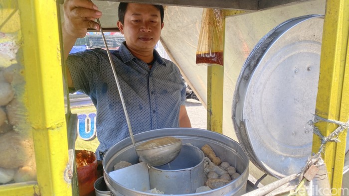 Viral pedagang pentol di Surabaya gratiskan dagangan untuk anak yatim.