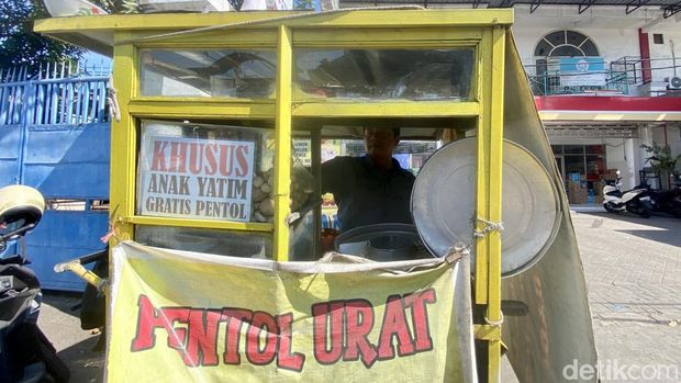 Viral pedagang pentol di Surabaya gratiskan dagangan untuk anak yatim.