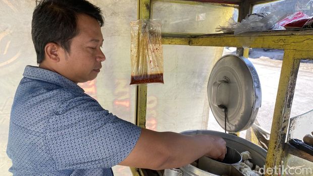 Viral pedagang pentol di Surabaya gratiskan dagangan untuk anak yatim.