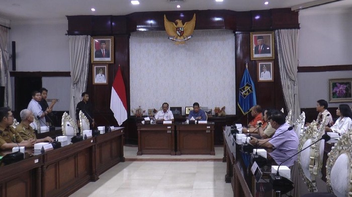 Wakil Wali Kota Surabaya mengumpulkan perwakilan Sekolah Petra dan 3 RW yang sudah didamaikan oleh Walkot Eri.