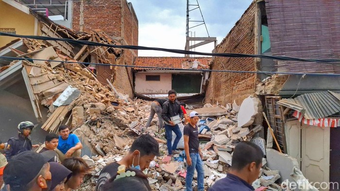Warga bahu membahu membersihkan puing bangunan tiga lantai di Bandung yang tiba-tiba ambruk