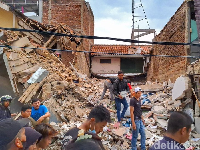 Warga bahu membahu membersihkan puing bangunan tiga lantai di Bandung yang tiba-tiba ambruk