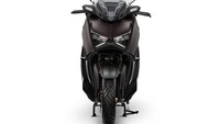 Fitur-fitur lain di model Tech Max ini masih sama seperti varian standarnya, ada lampu full LED, sistem ABS, kontrol traksi, juga tangki besar kapasitas 13 liter. Foto: Dok. Yamaha