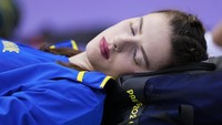 Yaroslava Mahuchikh punya ritual tidur di lapangan sebelum bertanding dengan memakai sleeping bag dan ransel sebagai bantalnya (AP)