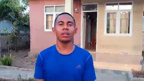 Yohanes Ande Kalla atau yang disapa Joni Kalla saat diwawancarai di depan rumahnya di Desa Silawan, Kabupaten Belu. (ANTARA/Tangkapan layar)