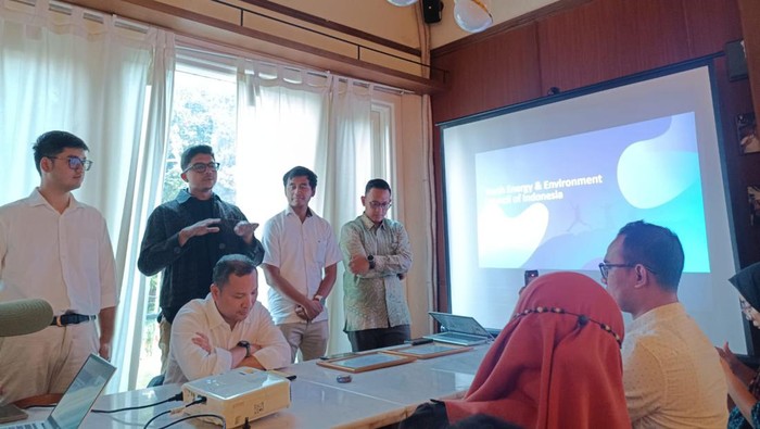 Youth Energy and Environment Council (YEC), organisasi yang berfokus pada isu energi terbarukan dan lingkungan, pada Senin (8/6) berkumpul melakukan dialog strategis.