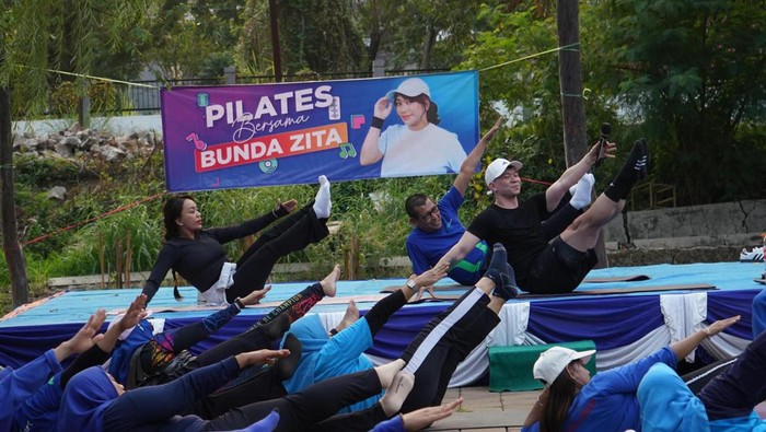 Zita Anjani ajari ibu-ibu senam pilates
