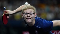 Felix Lebrun dari Prancis bermain selama pertandingan tenis meja perebutan medali perunggu tunggal putra di Olimpiade Musim Panas 2024, Paris, Prancis, Minggu (4/8/2024). (AP Photo/Petros Giannakouris)  