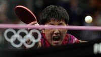 Pemain tenis meja Jepang Tomokazu Harimoto bermain melawan pemain Taiwan Chuang Chih-Yuan dalam pertandingan perempat final beregu putra di Olimpiade Musim Panas 2024, Paris, Prancis, Selasa (6/8/2024). (AP Photo/Petros Giannakouris)  