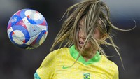 Priscila dari Brasil mengamati bola selama pertandingan semifinal sepak bola wanita antara Brasil dan Spanyol di Olimpiade Musim Panas 2024, Paris, Prancis, Selasa (6/8/2024). (AP Photo/Julio Cortez)  