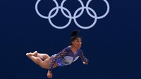 Simone Biles dari Tim Amerika Serikat berlaga dalam senam lantai selama Final Senam Artistik Serba Bisa Wanita pada hari keenam Olimpiade Paris 2024 di Bercy Arena, Paris, Prancis, Kamis (1/8/2024). (Christian Petersen/Getty Images)  