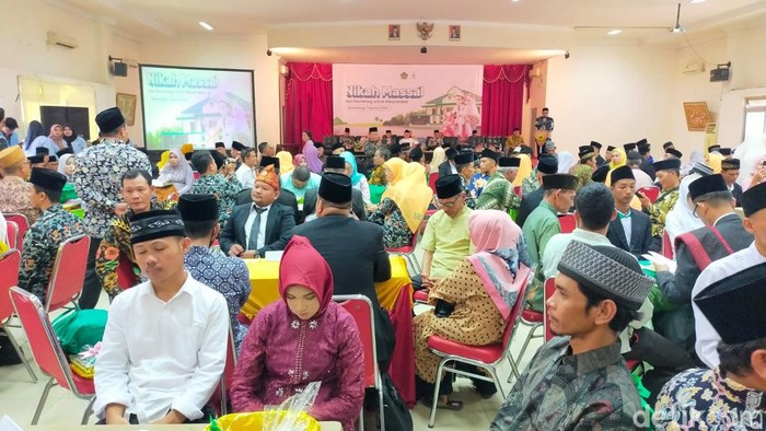 20 pasangan pengantin ikut nikah masal yang digelar Kemenag di Palembang