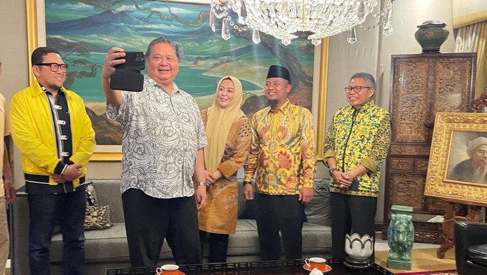 Ketua Umum Golkar Airlangga Hartarto dan bakal pasangan calon gubernur Sulawesi Selatan (Sulsel) Andi Sudirman Sulaiman (ASS)-Fatmawati Rusdi.
