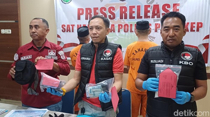 Kasat Narkoba Polres Pangkep, AKP Junardi saat konferensi pers penangkapan 2 pengedar obat keras di Mapolres Pangkep.