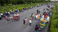 Tampak warga antusias menyemangati dan juga menyaksikan peserta lomba kereta kuda tradisional.