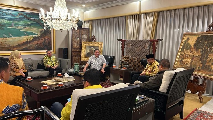 Andi Sudirman Sulaikam (ASS) duduk bareng Ketua Umum Golkar Airlangga Hartarto.