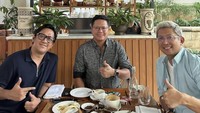 Momen lain Andre Taulany makan bersama teman-temannya juga terlihat saat ngopi bersama. Menunya berupa kopi dan camilan. Foto: Instagram @andreastaulany