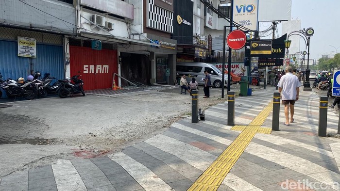 Angkot menabrak kakek-kakek hingga menyeruduk kios di Jalan Margonda, Depok pada Rabu (7/8/2024) pagi.