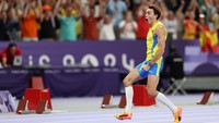 Atlet Swedia berusia 24 tahun itu kegirangan merayakan suksesnya. Sejak Bob Richards (AS) pada 1952 dan 1956, baru ada Duplantis yang berhasil mempertahankan gelar juara Lompat Galah di Olimpiade. Foto: Getty Images/Cameron Spencer