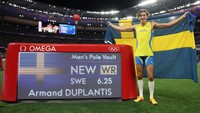 Yang luar biasa, ini adalah kali kesembilan Armand Duplantis di Lompat Galah. Rekor yang ia pecahkan di Olimpiade 2024 pun merupakan rekor yang sebelumnya ia torehkan sendiri. Foto: Getty Images/Patrick Smith