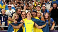 Bersama keluarganya di tribune penonton, Duplantis meluapkan sukacita usai meraih emas keduanya di Olimpiade setelah juga meraihnya di Tokyo. Foto: Getty Images/Patrick Smith