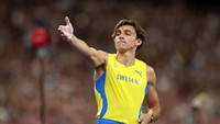 Ini adalah pose Duplantis berpose ala John Wick Turki alias Yusuf Dikec, yang sebelumnya viral di arena menembak Olimpiade 2024. Foto: Getty Images/Cameron Spencer