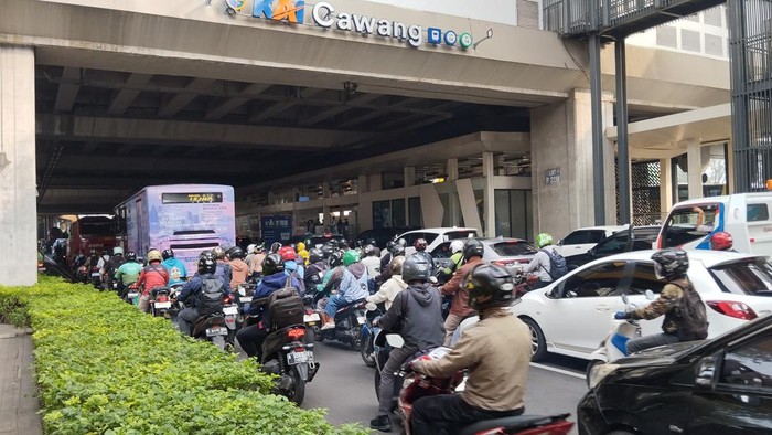 Arus lalu lintas di Jalan MT Haryono dari arah Cawang menuju Pancoran macet.