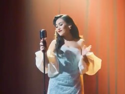 Gaya Ayu Ting Ting Tampil Bak Noni Belanda Dengan Makeup Bold, Cantik Menawan