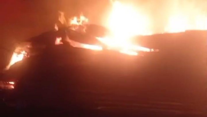 Bangunan pabrik kayu milik Susi Pudjiastuti hangus terbakar