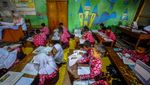 Bangunan Sekolah Rusak, Siswa SDN Suci Serang Pasrah Belajar di Kantin