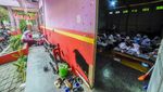Bangunan Sekolah Rusak, Siswa SDN Suci Serang Pasrah Belajar di Kantin