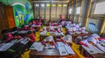 Bangunan Sekolah Rusak, Siswa SDN Suci Serang Pasrah Belajar di Kantin